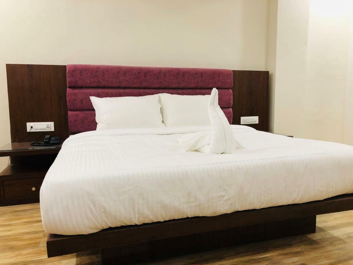 Hotel Ak Suites Patiāla Esterno foto