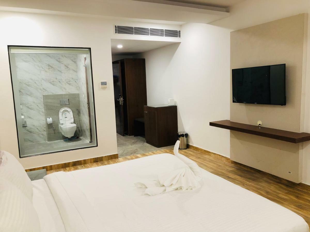 Hotel Ak Suites Patiāla Esterno foto
