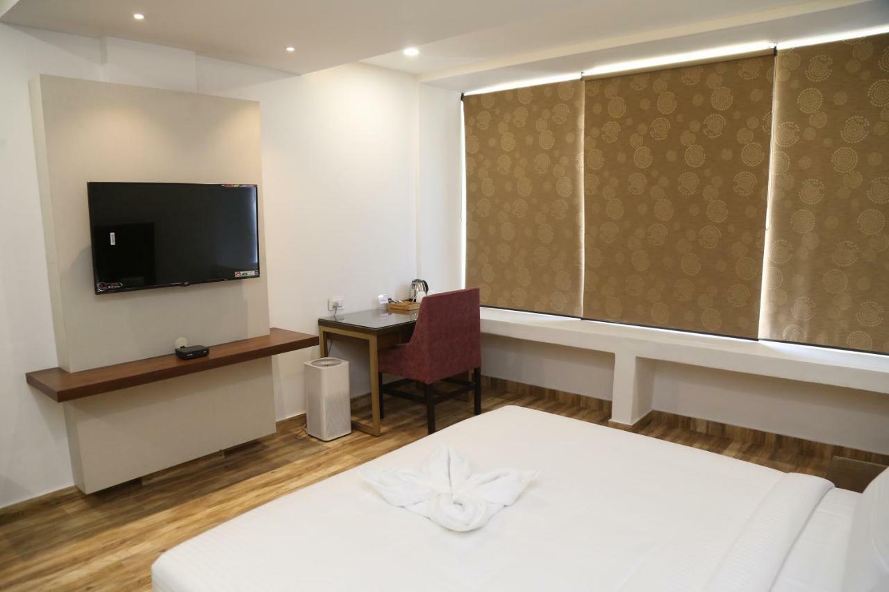Hotel Ak Suites Patiāla Esterno foto