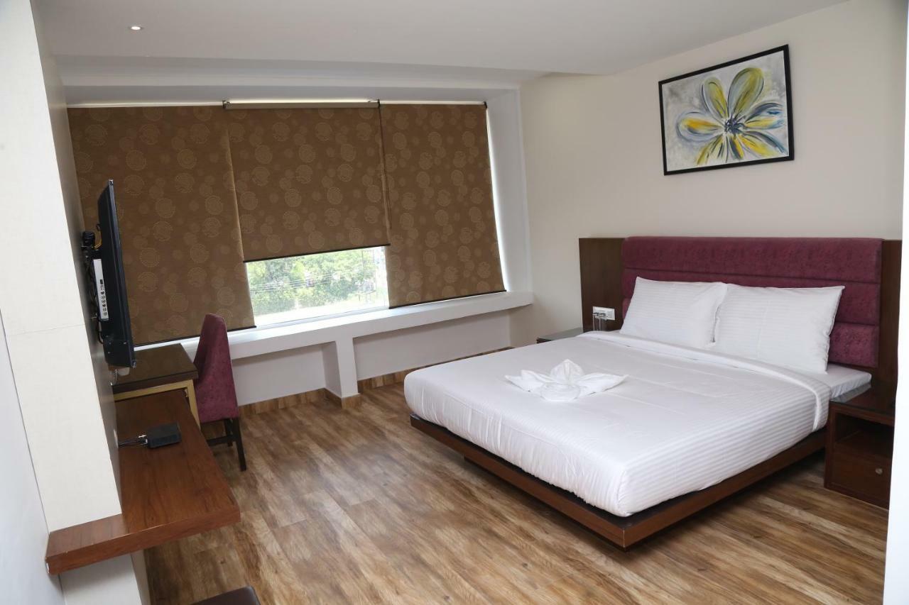 Hotel Ak Suites Patiāla Esterno foto